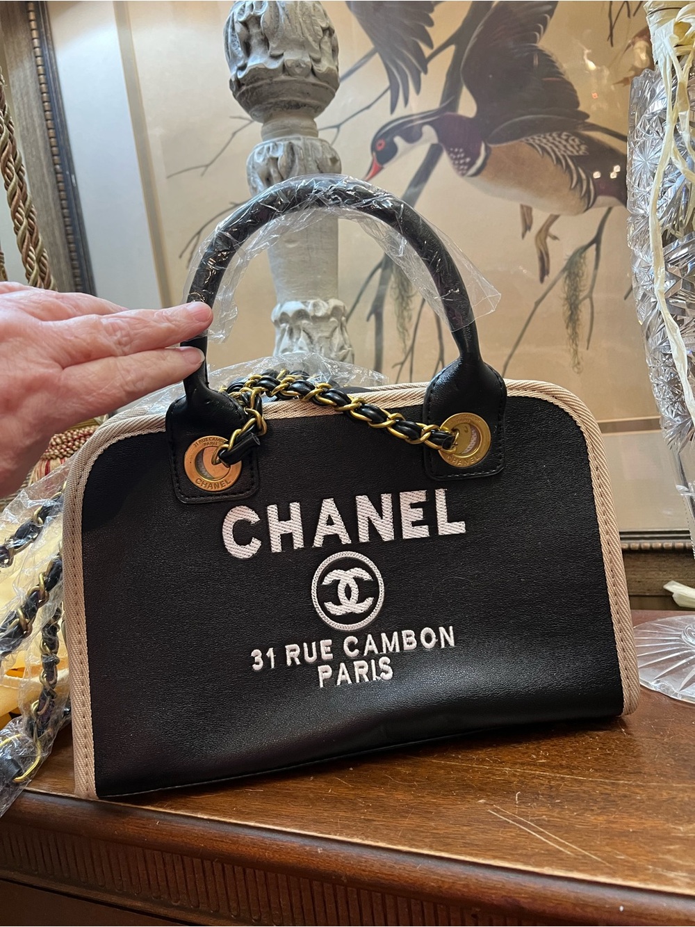 🦋 NWOT Designer style Black & Beige Satchel with Gold Chain Trim - Picture 2 of 9